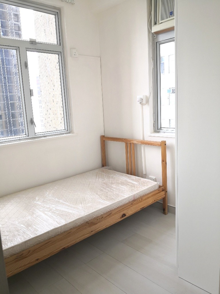 Seaview room in a 2 bedroom flat in Convention Centre, Wanchai - Wan Chai - Bedroom - Homates Hong Kong