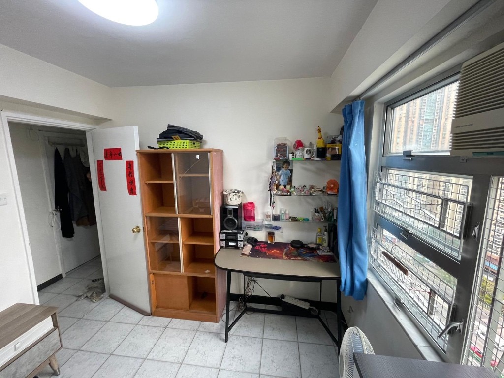 Vivian  - Mei Foo - Bedroom - Homates Hong Kong