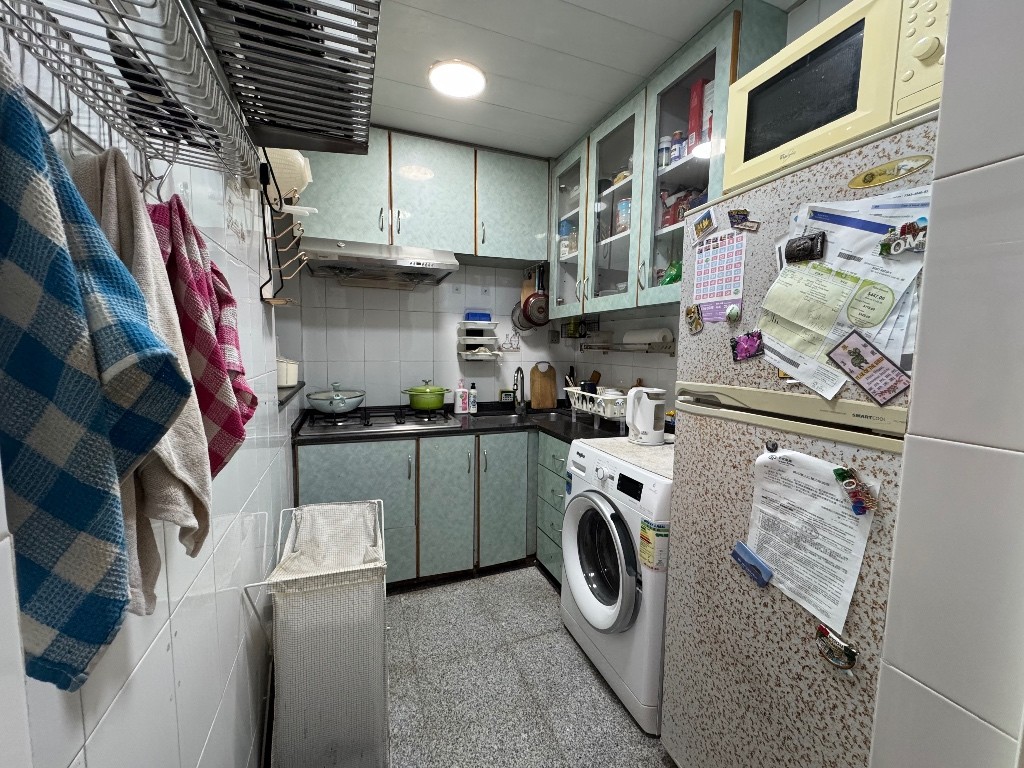 3-Room Flat looking for a flatmate WTS 9349 4203 - 荃灣 - 房間 (合租／分租) - Homates 香港