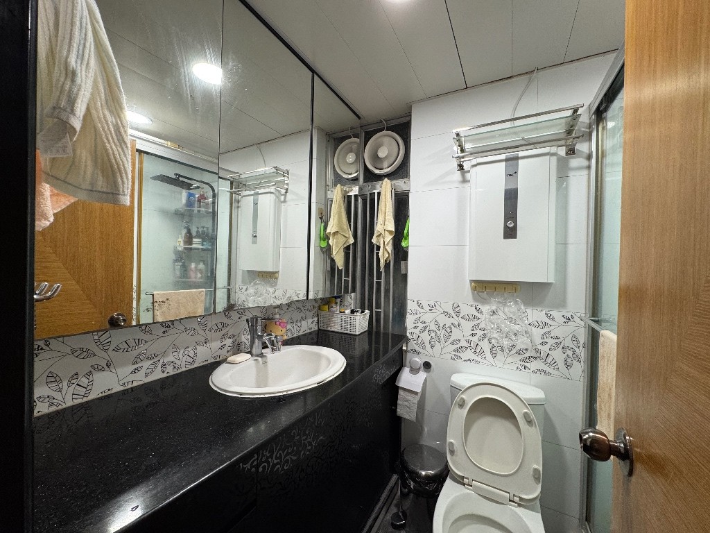 3-Room Flat looking for a flatmate WTS 9349 4203 - 荃灣 - 房間 (合租／分租) - Homates 香港