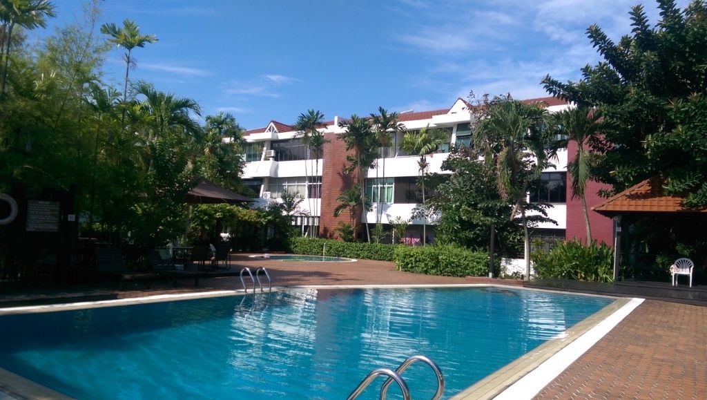 东海岸，Siglap附近，度假村式公寓安静漂亮大主人房，低价出租，拎包入住 - Marine Parade - Bedroom - Homates Singapore