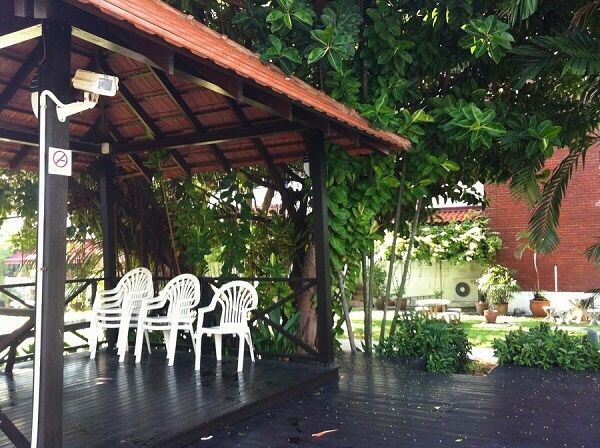 东海岸，Siglap附近，度假村式公寓安静漂亮大主人房，低价出租，拎包入住 - Marine Parade - Bedroom - Homates Singapore