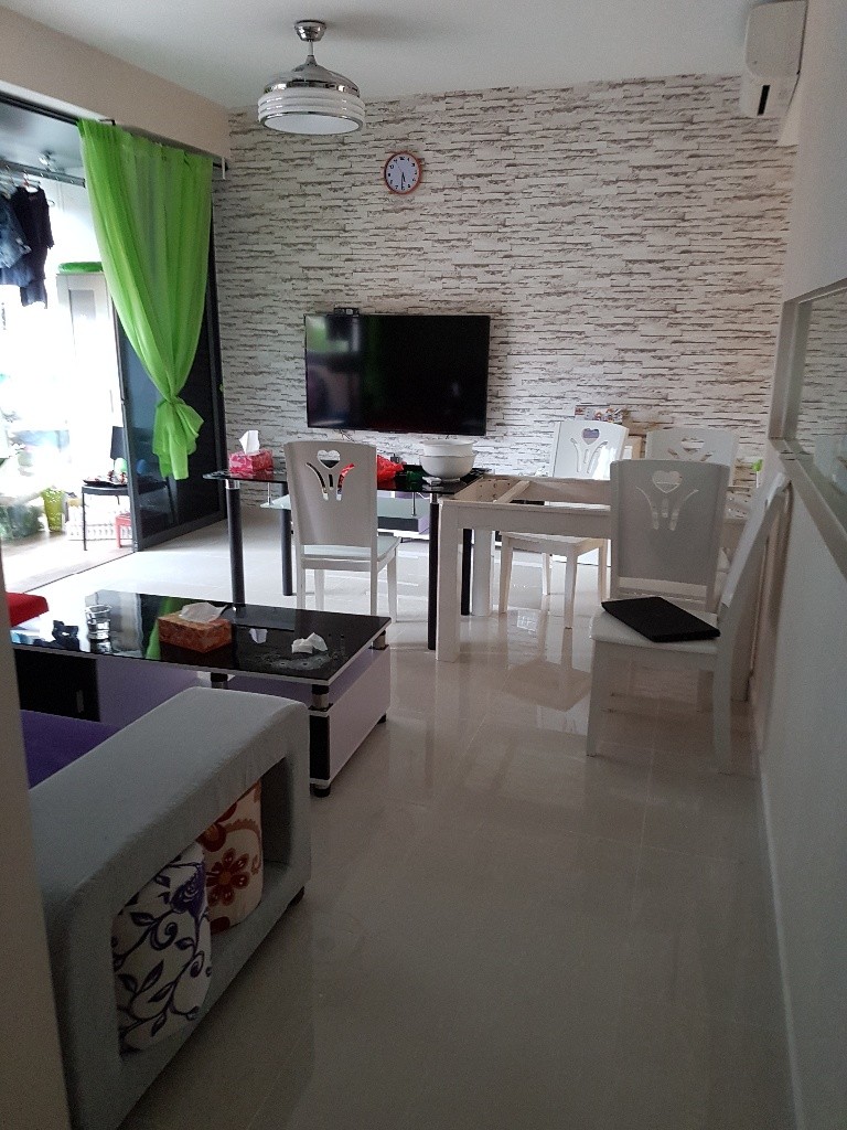 出租紫线Sengkang Mrt盛港/万国/榜鹅公寓女搭房/普通房出租 - Sengkang 盛港 - 分租房間 - Homates 新加坡