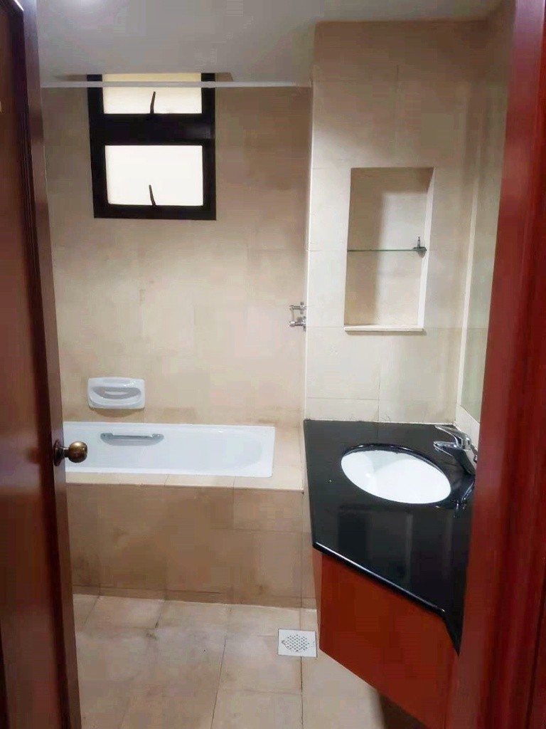 义顺Seletaris泳池公寓大主人房，普通房出租。免费BUS到地铁站 - Yishun - Bedroom - Homates Singapore