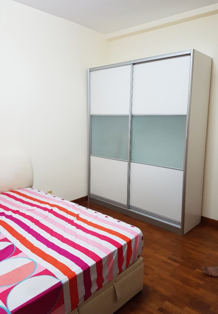 义顺Seletaris泳池公寓大主人房，普通房出租。免费BUS到地铁站 - Yishun - Bedroom - Homates Singapore