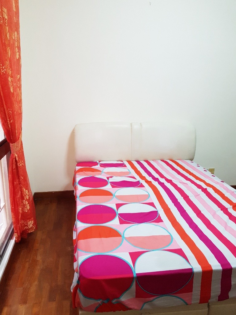 义顺Seletaris泳池公寓大主人房，普通房出租。免费BUS到地铁站 - Yishun - Bedroom - Homates Singapore