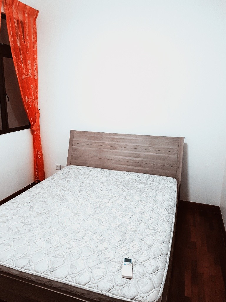 义顺Seletaris泳池公寓大主人房，普通房出租。免费BUS到地铁站 - Yishun - Bedroom - Homates Singapore