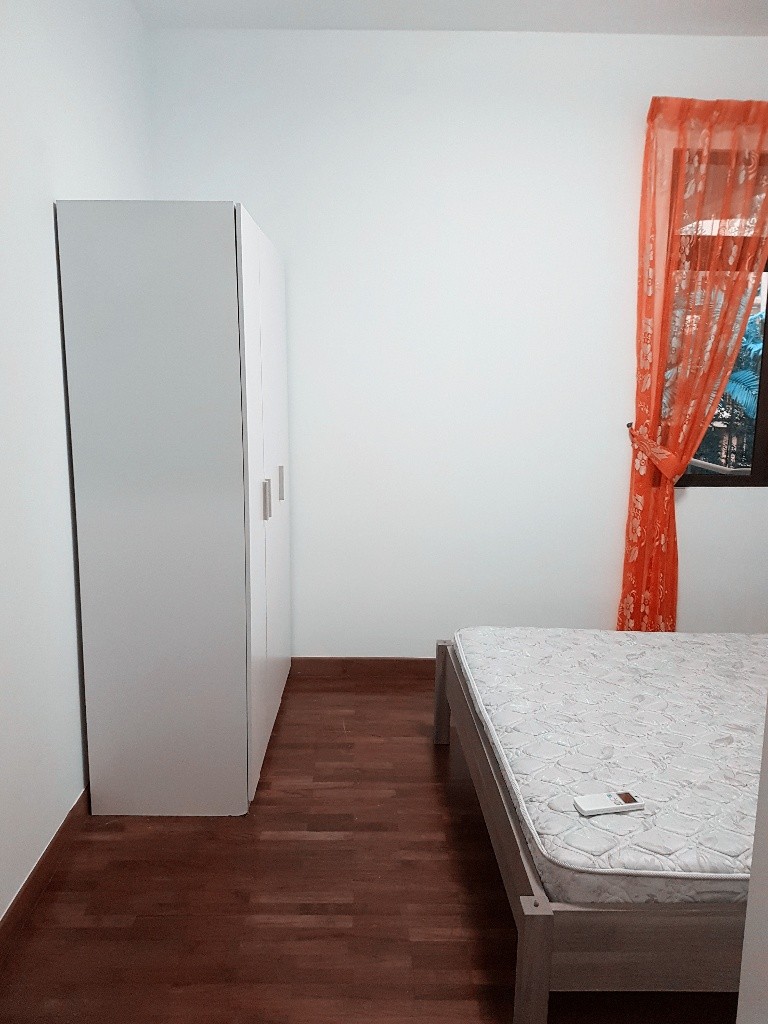 义顺Seletaris泳池公寓大主人房，普通房出租。免费BUS到地铁站 - Yishun - Bedroom - Homates Singapore
