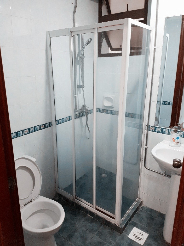 义顺Seletaris泳池公寓大主人房，普通房出租。免费BUS到地铁站 - Yishun - Bedroom - Homates Singapore