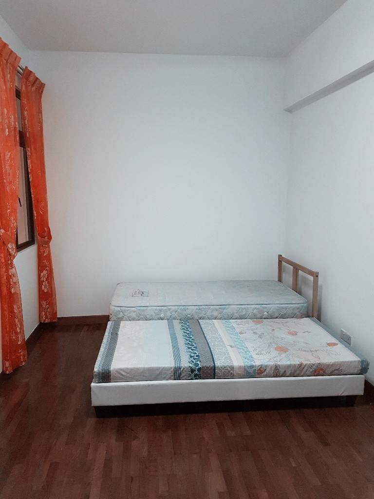 义顺Seletaris泳池公寓大主人房，普通房出租。免费BUS到地铁站 - Yishun - Bedroom - Homates Singapore