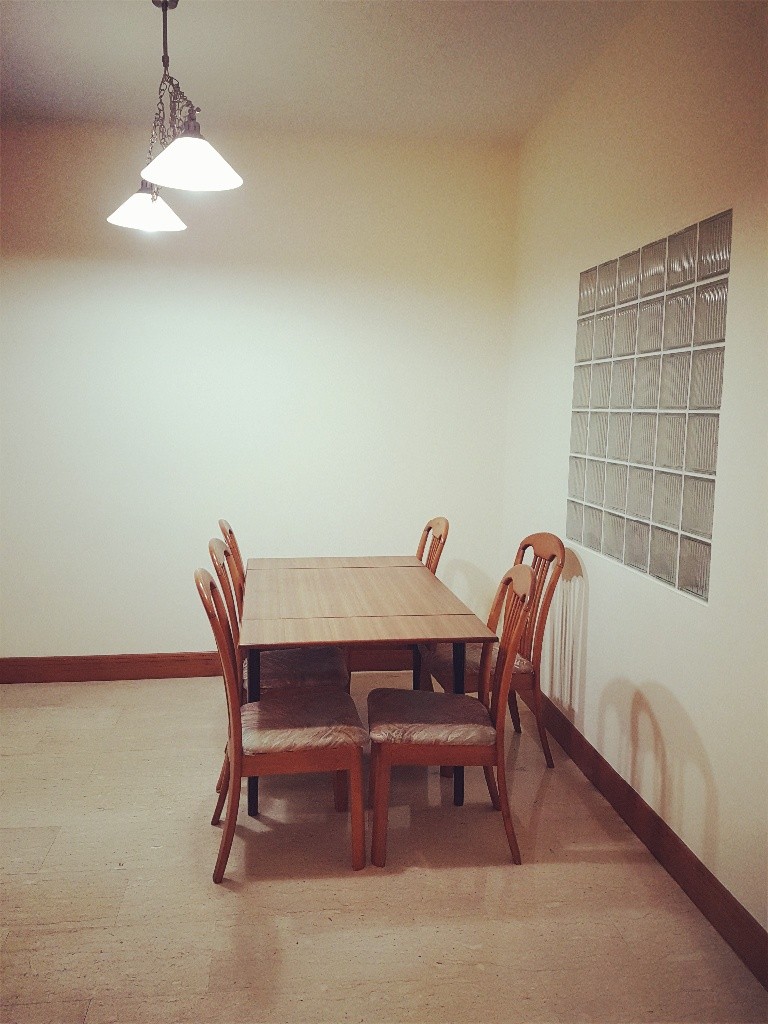 义顺Seletaris泳池公寓大主人房，普通房出租。免费BUS到地铁站 - Yishun - Bedroom - Homates Singapore