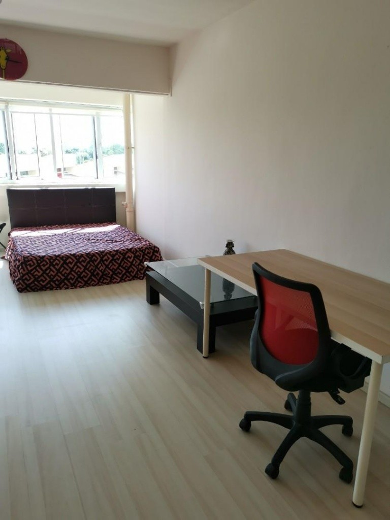 Near Jurong east Mrt, spacious room available immediate Common Room/FOR