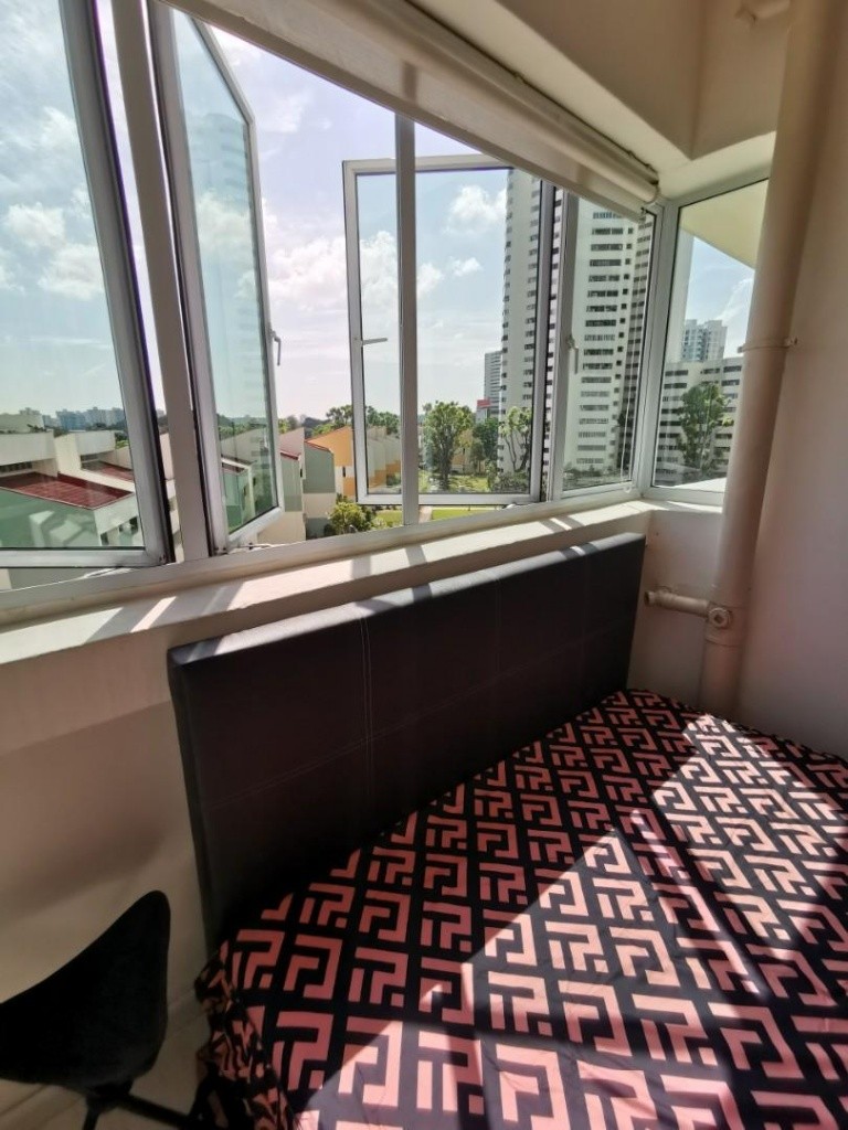 Near Jurong east Mrt, spacious room available immediate  Common Room/FOR 1 PERSON STAY ONLY/Wifi/No owner staying/No Agent Fee/No owner staying/Cooking allowed/Boon Lay/Chinese Garden MRT/Jurong East  - Homates Singapore