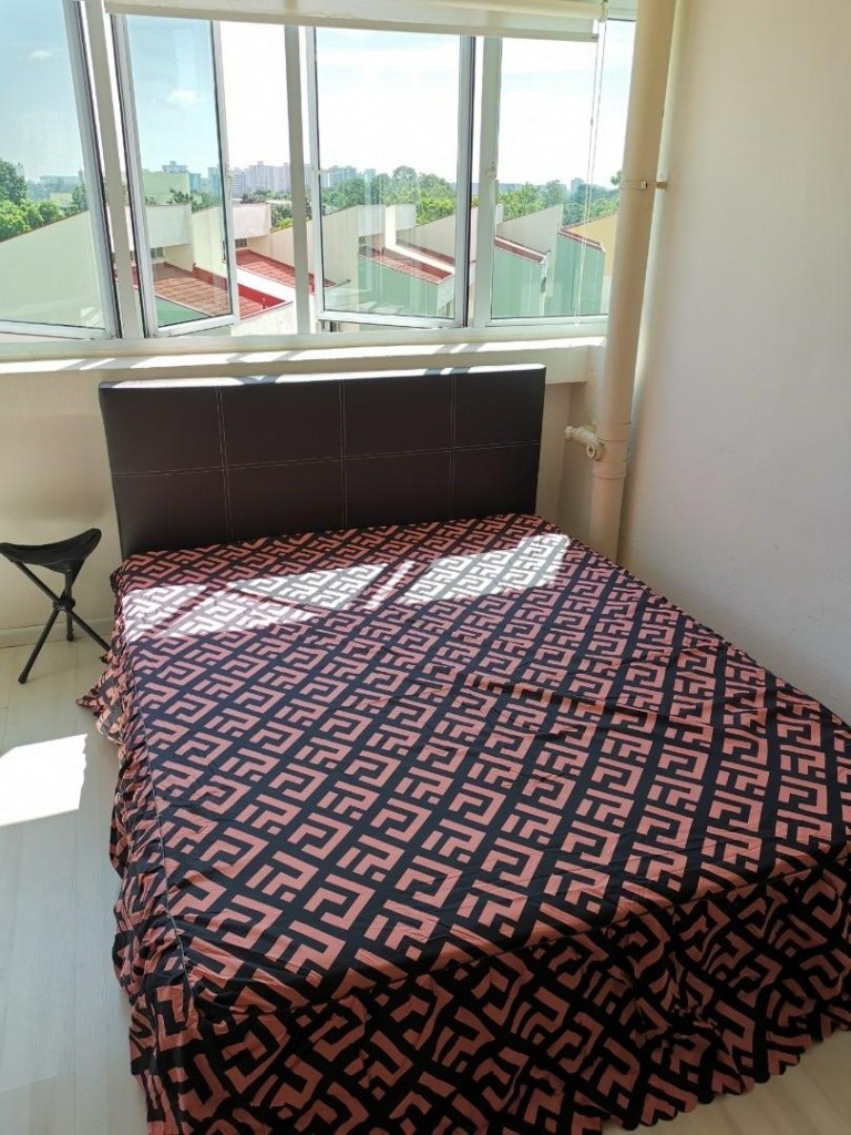 Near Jurong east Mrt, spacious room available immediate  Common Room/FOR 1 PERSON STAY ONLY/Wifi/No owner staying/No Agent Fee/No owner staying/Cooking allowed/Boon Lay/Chinese Garden MRT/Jurong East  - Homates Singapore