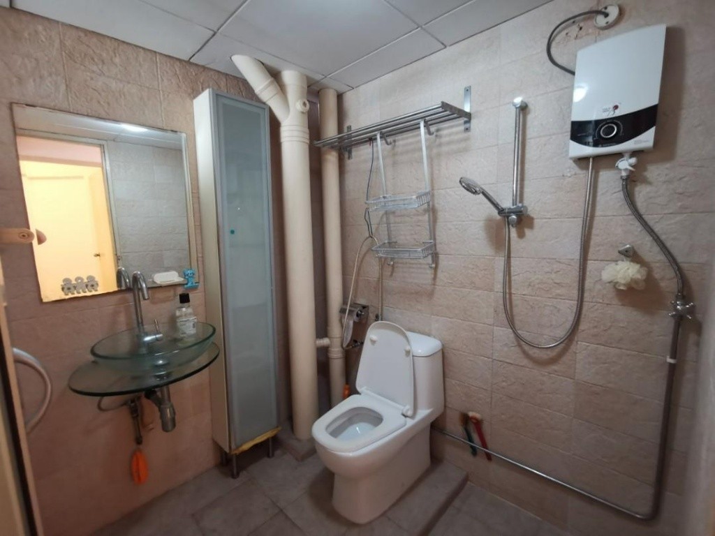 Near Jurong east Mrt, spacious room available immediate  Common Room/FOR 1 PERSON STAY ONLY/Wifi/No owner staying/No Agent Fee/No owner staying/Cooking allowed/Boon Lay/Chinese Garden MRT/Jurong East  - Homates Singapore