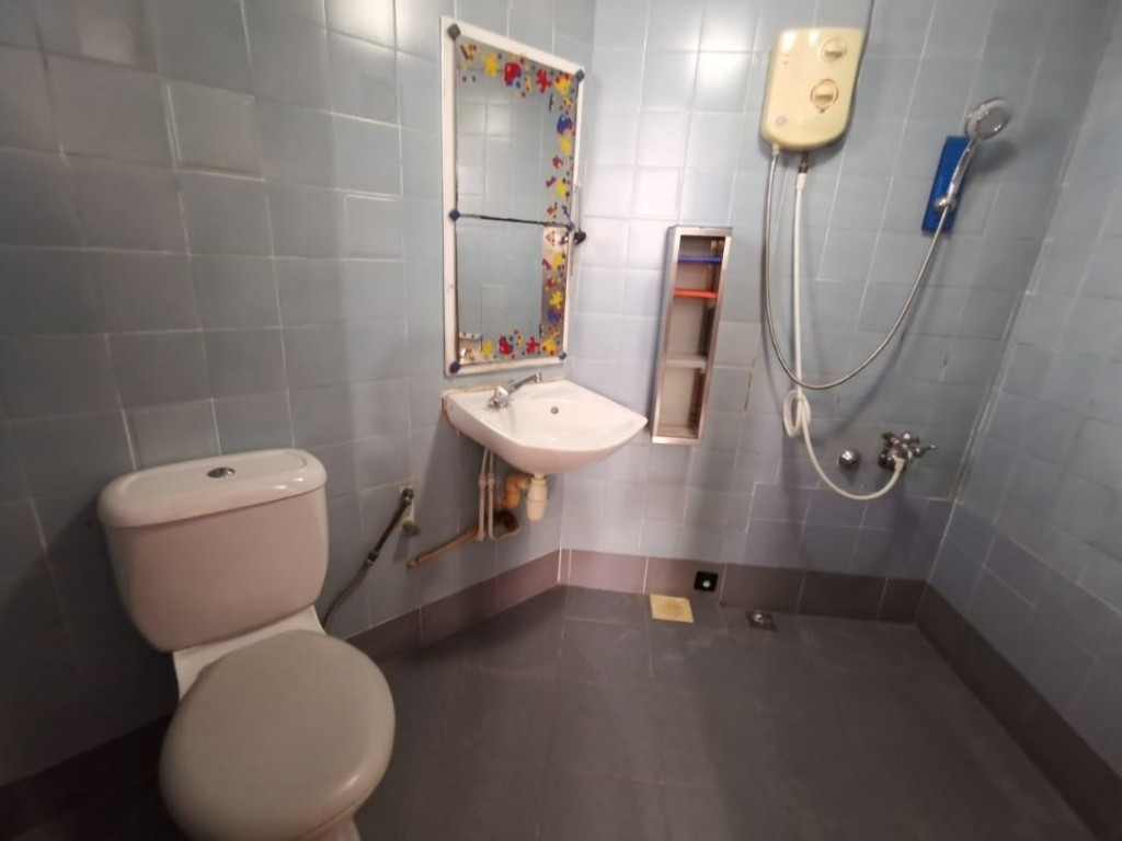 Near Jurong east Mrt, spacious room available immediate  Common Room/FOR 1 PERSON STAY ONLY/Wifi/No owner staying/No Agent Fee/No owner staying/Cooking allowed/Boon Lay/Chinese Garden MRT/Jurong East  - Homates Singapore