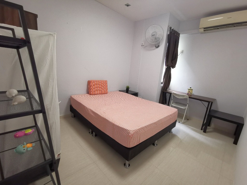 Common Room/FOR 1 PERSON STAY ONLY / Wifi/No owner staying/No Agent Fee/Cooking allowed/KEMBANGAN MRT / EUNOS MRT / PAYA LEBAR MRT/Available 12 Dec - Marine Parade - Bedroom - Homates Singapore