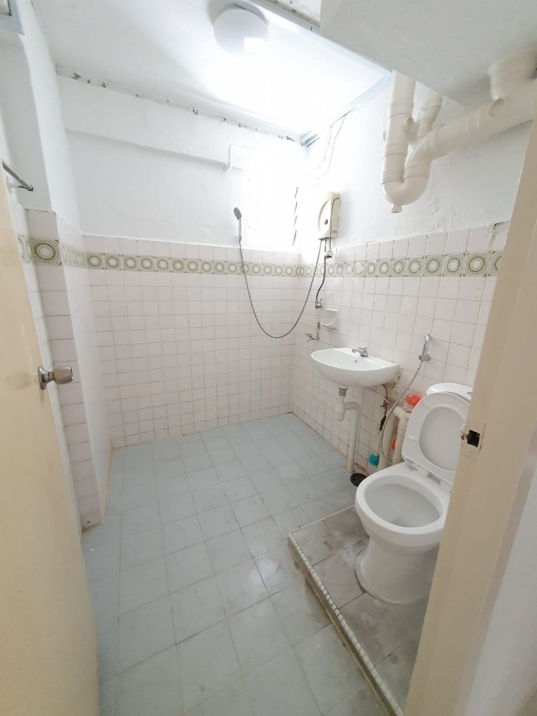 Common Room/Strictly Single Occupancy/no Owner Staying/No Agent Fee/Cooking allowed/Near Outram MRT/Tanjong Pagar MRT/Chinatown MRT/ Available Immediate - Chinatown - Bedroom - Homates Singapore