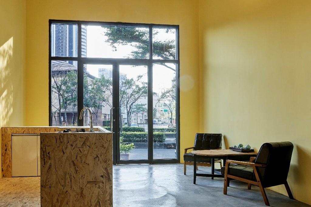 內湖科學園區工作室分租｜適合設計soho族｜藝術類相關接案者｜位於內湖科學園區內大樓，適合個人設計工作室空間，有長型會議桌提供客戶開會、夥伴討論事宜以及吧台式茶水間，大樓高度挑高4.2公尺，實際空間寬敞舒適，我們還有兩位攝影師夥伴，歡迎在接案的設計朋友一同來這個空間一起工作～ - 內湖區 - 整個住家 - Homates 台灣