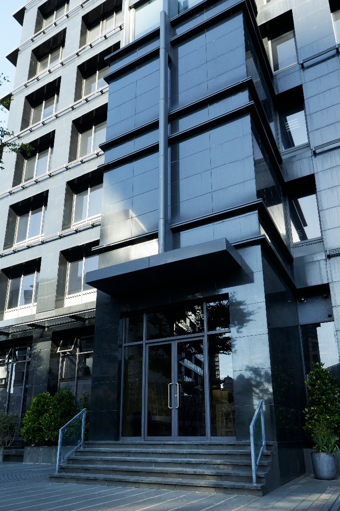 內湖科學園區工作室分租｜適合設計soho族｜藝術類相關接案者｜位於內湖科學園區內大樓，適合個人設計工作室空間，有長型會議桌提供客戶開會、夥伴討論事宜以及吧台式茶水間，大樓高度挑高4.2公尺，實際空間寬敞舒適，我們還有兩位攝影師夥伴，歡迎在接案的設計朋友一同來這個空間一起工作～ - 內湖區 - 整個住家 - Homates 台灣