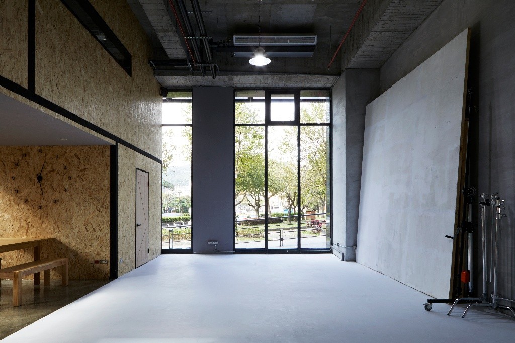 內湖科學園區工作室分租｜適合設計soho族｜藝術類相關接案者｜位於內湖科學園區內大樓，適合個人設計工作室空間，有長型會議桌提供客戶開會、夥伴討論事宜以及吧台式茶水間，大樓高度挑高4.2公尺，實際空間寬敞舒適，我們還有兩位攝影師夥伴，歡迎在接案的設計朋友一同來這個空間一起工作～ - 內湖區 - 整個住家 - Homates 台灣