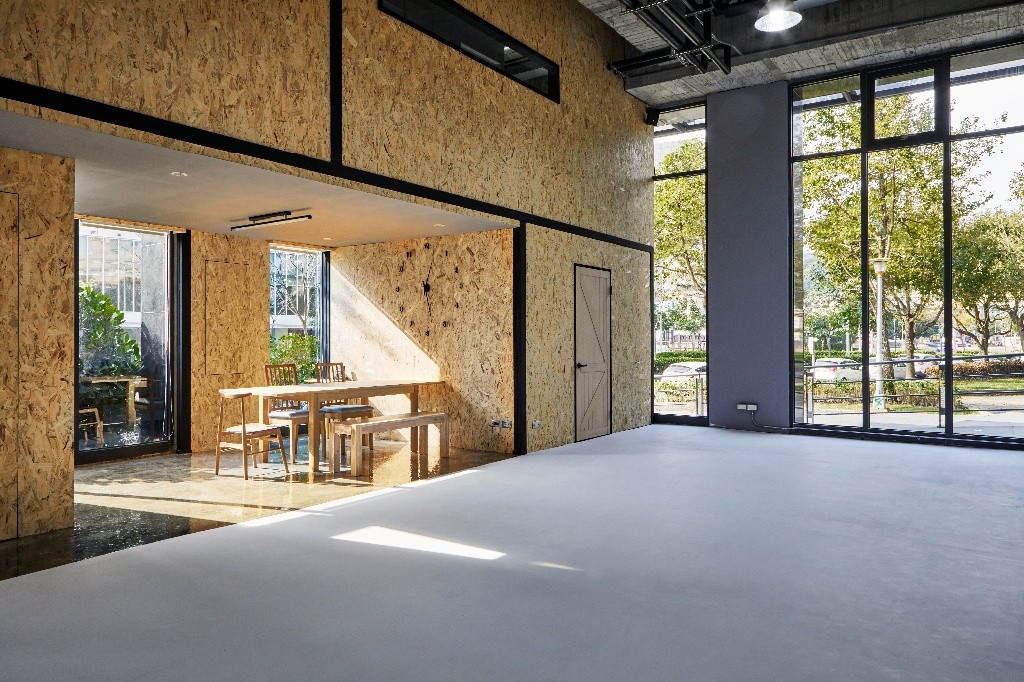 內湖科學園區工作室分租｜適合設計soho族｜藝術類相關接案者｜位於內湖科學園區內大樓，適合個人設計工作室空間，有長型會議桌提供客戶開會、夥伴討論事宜以及吧台式茶水間，大樓高度挑高4.2公尺，實際空間寬敞舒適，我們還有兩位攝影師夥伴，歡迎在接案的設計朋友一同來這個空間一起工作～ - 內湖區 - 整個住家 - Homates 台灣