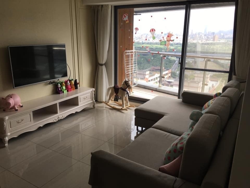 有獨立使用的衛浴空間，共用的客廳陽台廚房空間，空中游泳池與健身房 - Banqiao - Flat - Homates Taiwan