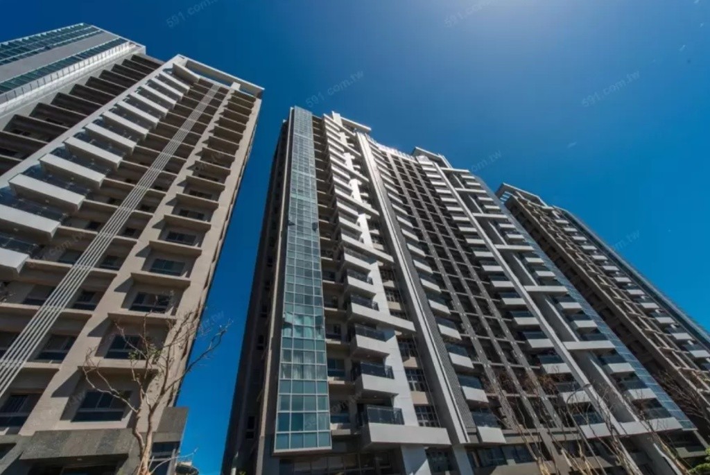 有獨立使用的衛浴空間，共用的客廳陽台廚房空間，空中游泳池與健身房 - Banqiao - Flat - Homates Taiwan