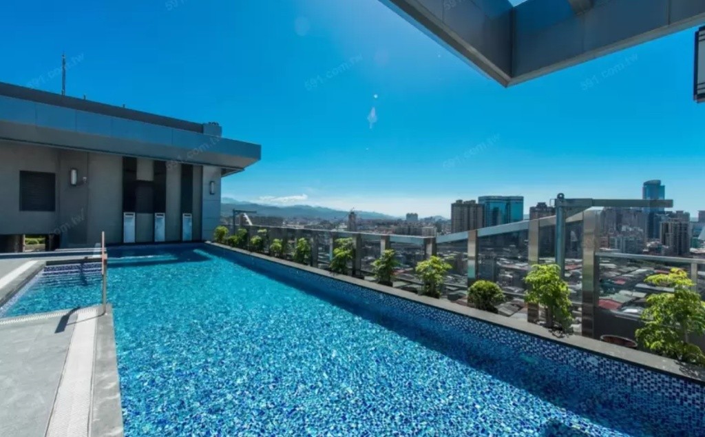 有獨立使用的衛浴空間，共用的客廳陽台廚房空間，空中游泳池與健身房 - Banqiao - Flat - Homates Taiwan