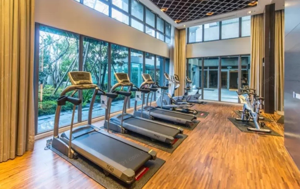 有獨立使用的衛浴空間，共用的客廳陽台廚房空間，空中游泳池與健身房 - Banqiao - Flat - Homates Taiwan