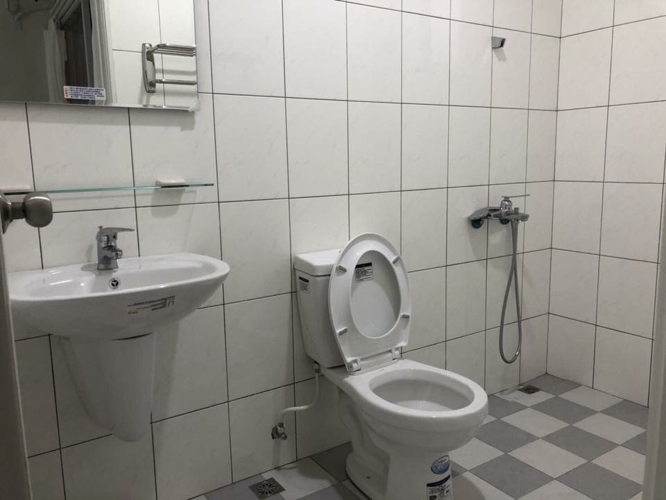 全新裝潢清水模建築 落地陽台獨立大套房 家電全新！ - 楠梓區 - 獨立套房 - Homates 台灣